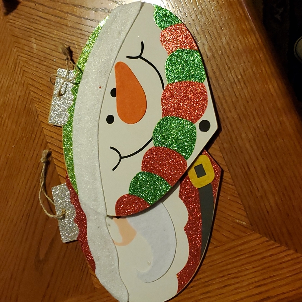 A set of 2 Christmas wall hanging decoration